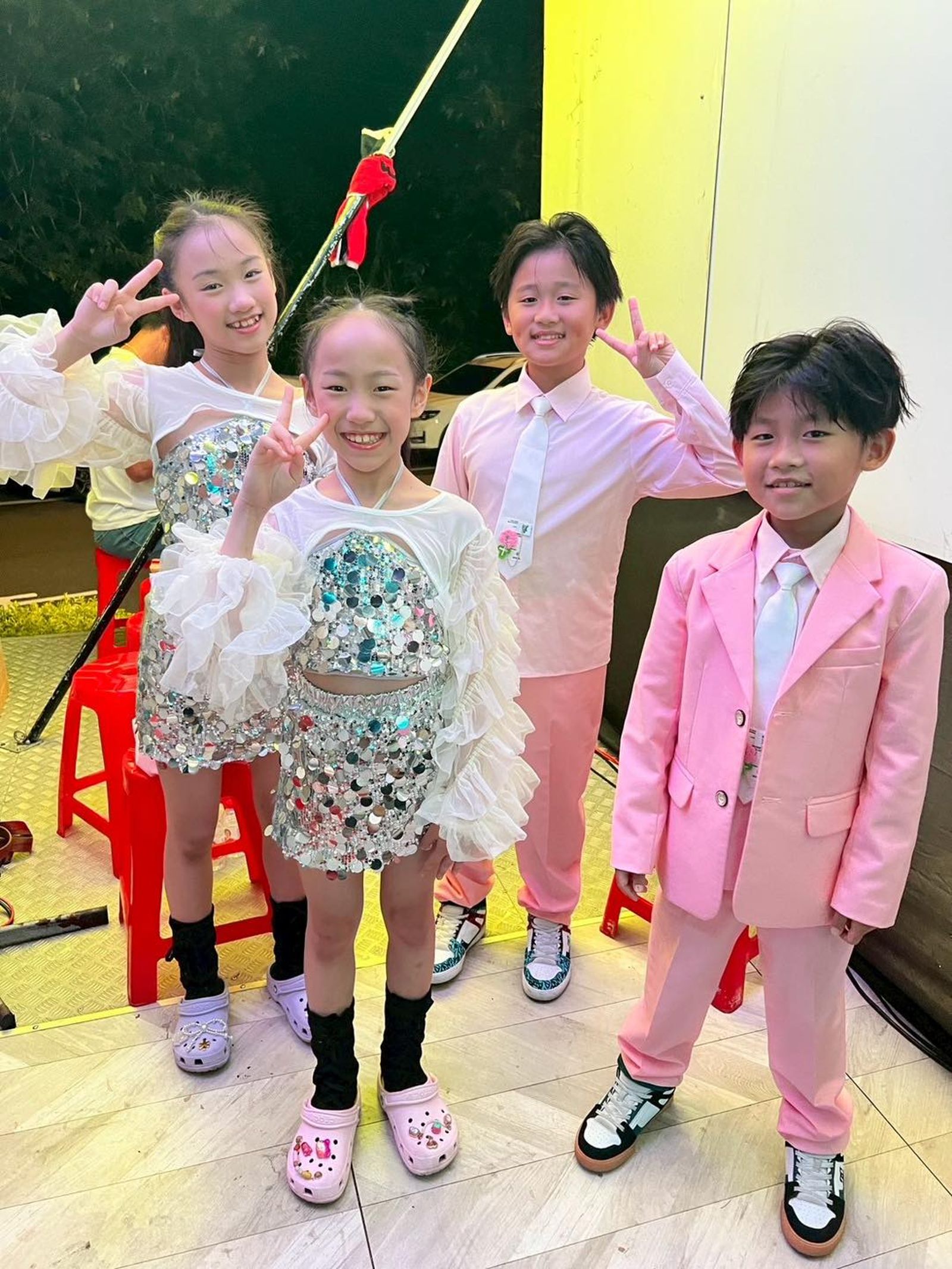 周祐均（右起）、周柏霖、林姵逸、林子瑜表演前開心拍照。長興影視提供