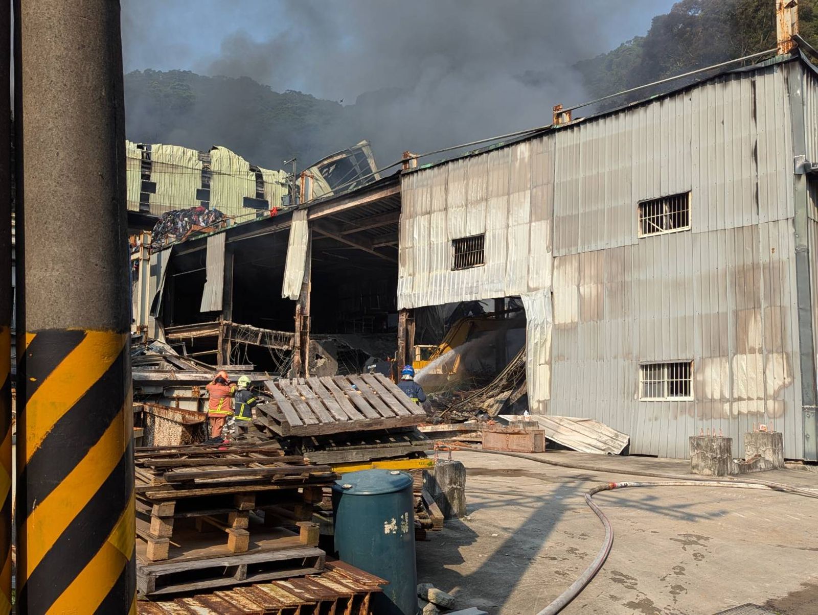 五股舊衣工廠今天上午7點58分才完全撲滅。翻攝畫面