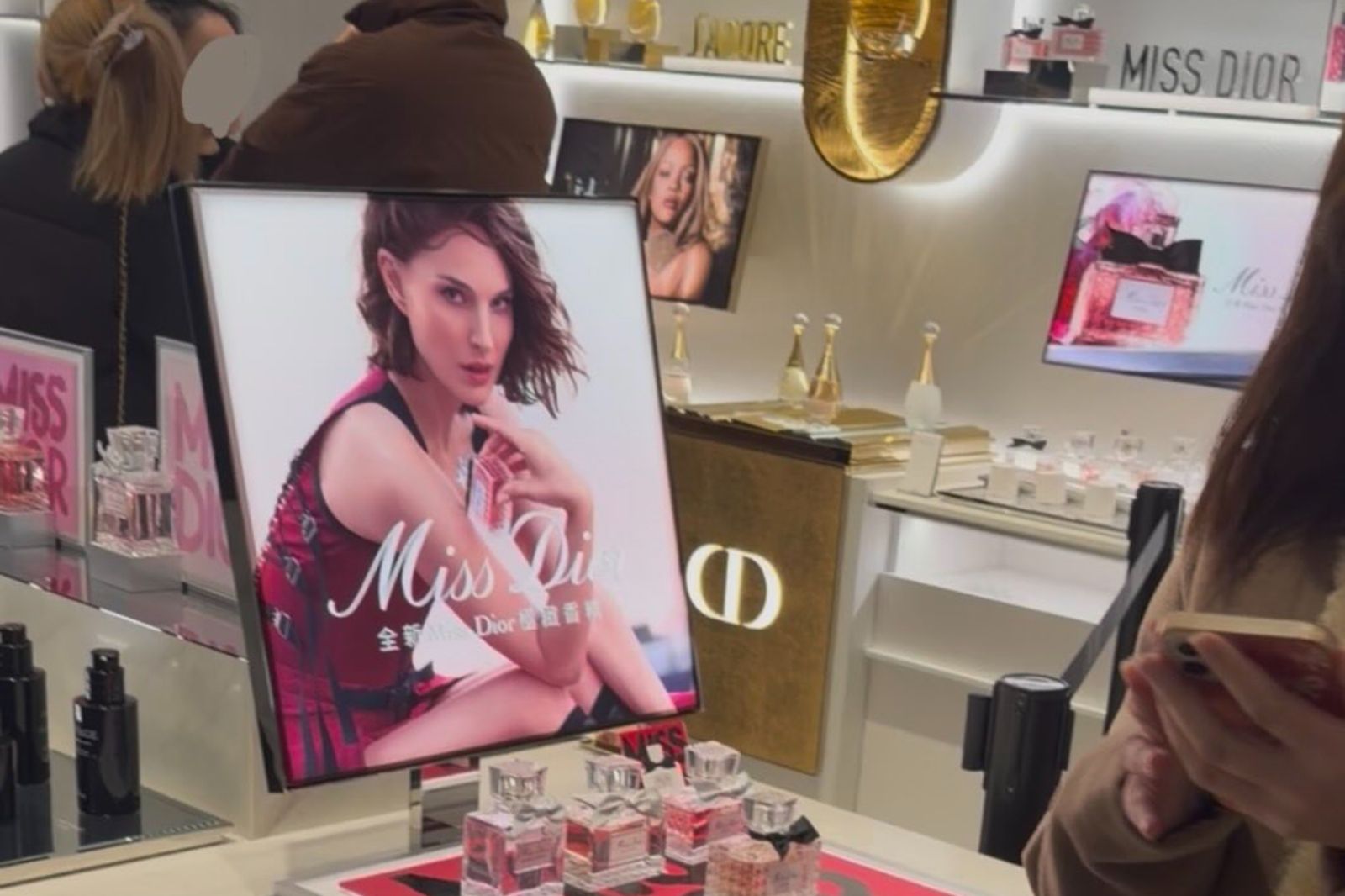 差點寫遺囑...他逛101遭櫃哥挑釁「上次帶的妹不同」　賈董現身神回　網全笑噴
