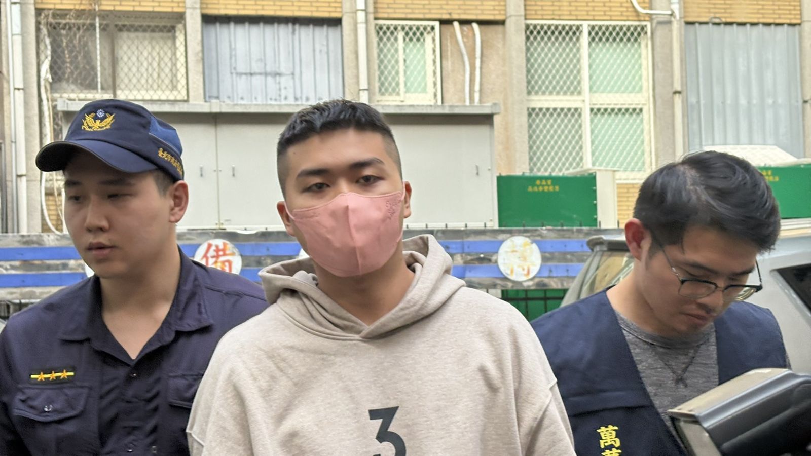 萬華教父出殯隔天爆江湖血仇！「黑狗」遭砍腳筋　2冷血嫌深夜收押　