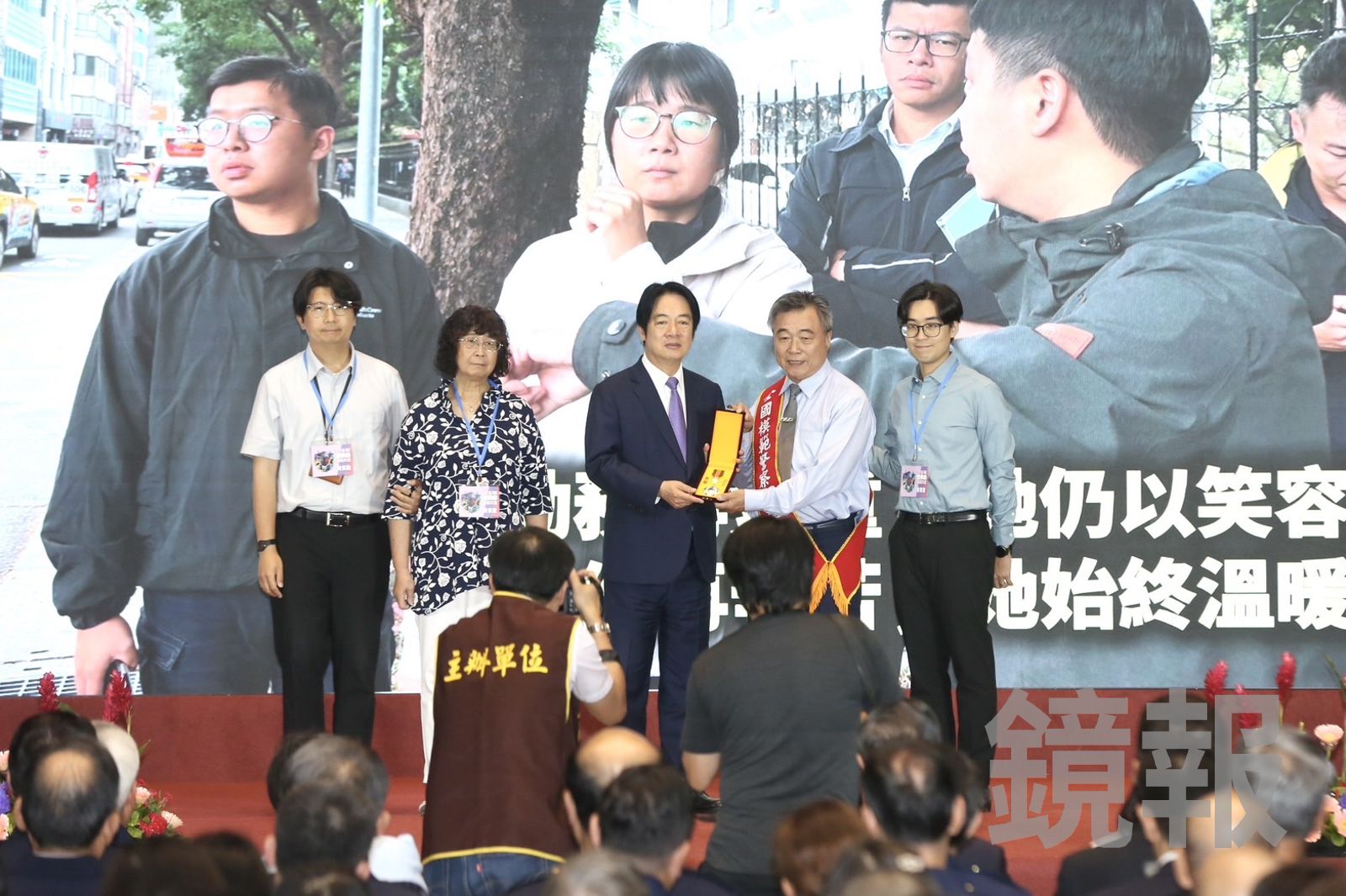 警察節最催淚一幕!36歲女警陳芊雯產後驟逝 父母、丈夫忍悲痛代領「模範警察」