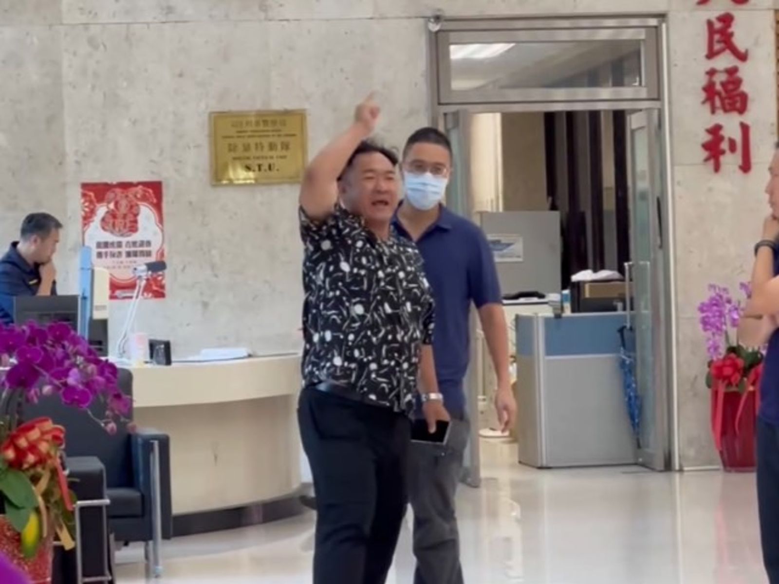 畫面曝光！律師酒吧騷擾女客才遭逮　刑事局記者會突襲「大鬧咆哮」告警察