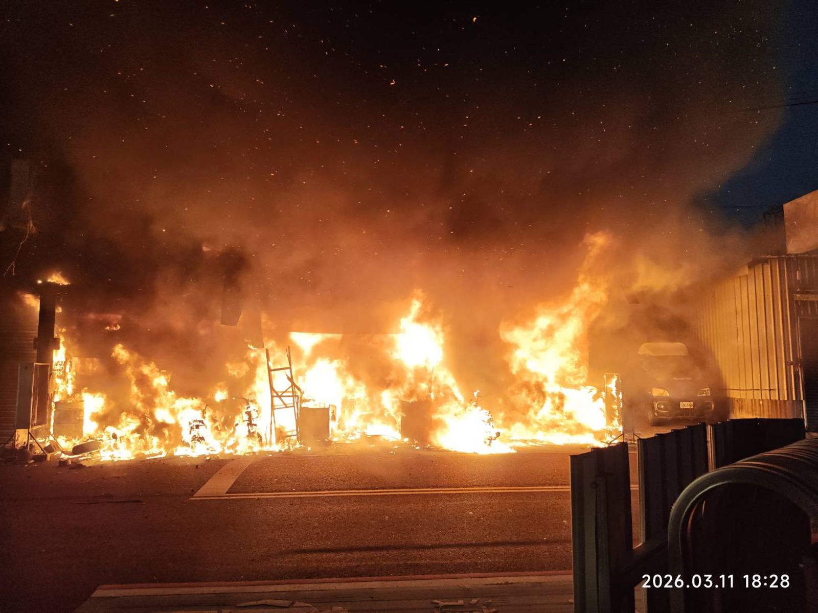 永康機車行惡火延燒7戶!深情夫救「開刀臥床妻」雙亡火窟 看護目睹驚恐逃生