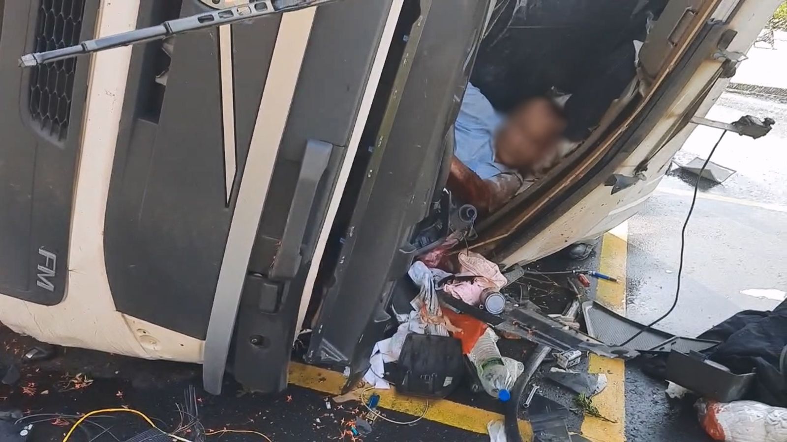 槽車駕駛受困車內,身體多處受傷,意識清楚。民眾提供