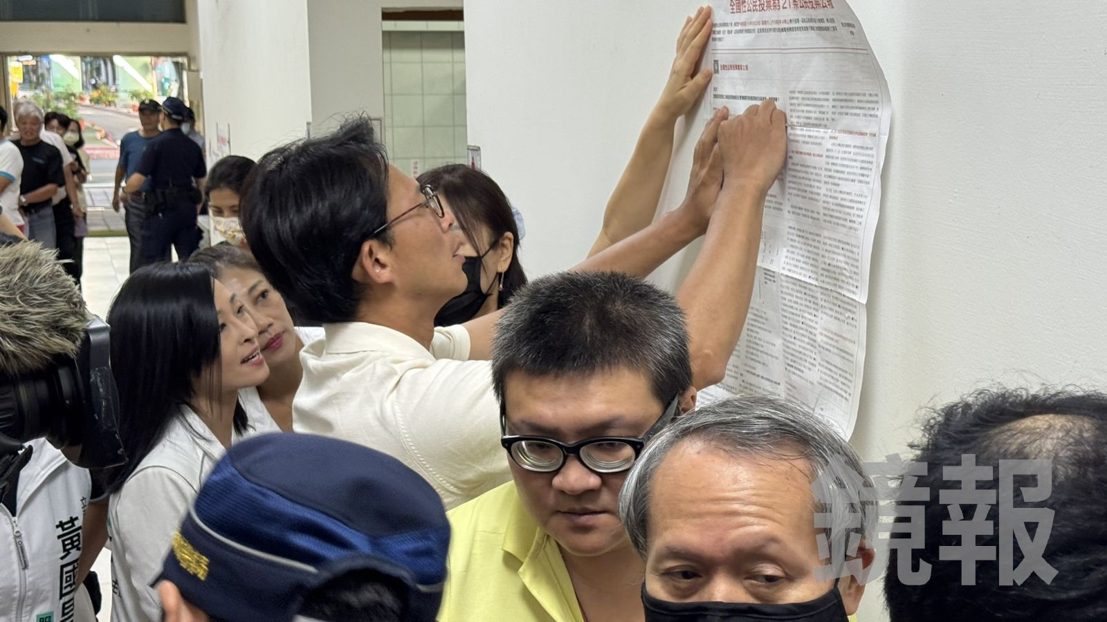 黃國昌在投票前將公報攤開,仔細閱讀。(圖/李奇叡攝)