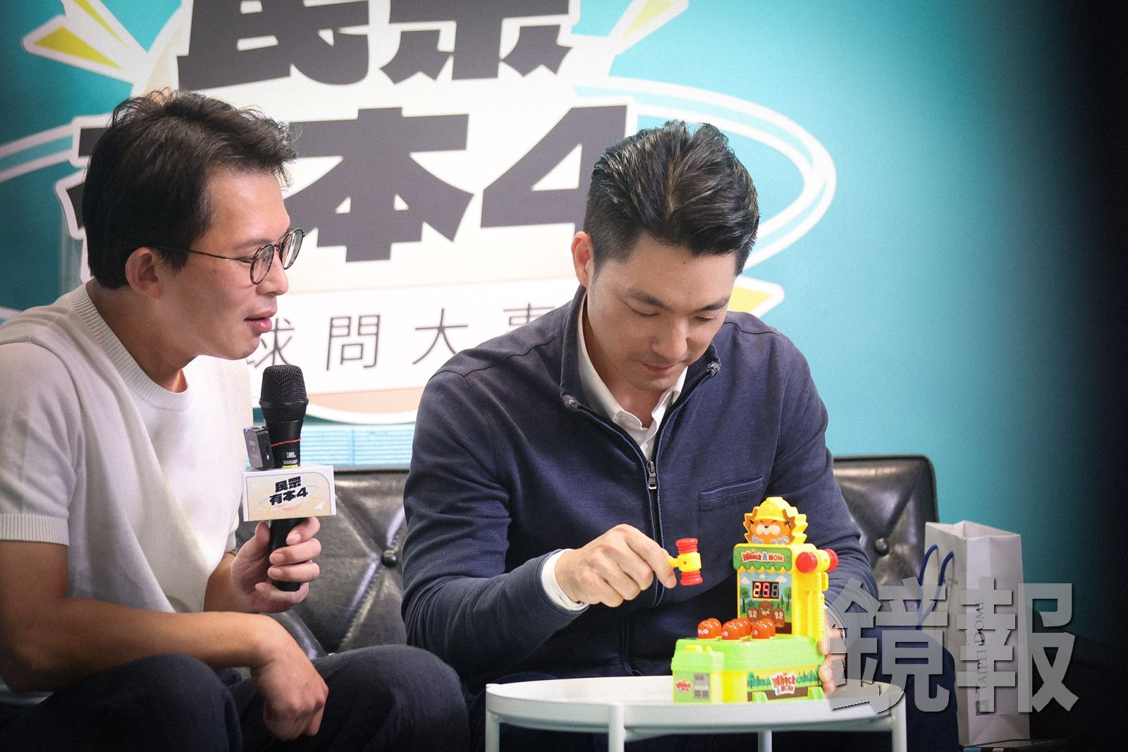 台北市長蔣萬安上民眾黨主席黃國昌直播專訪時在玩「打地鼠」遊戲機。攝影劉耀勻