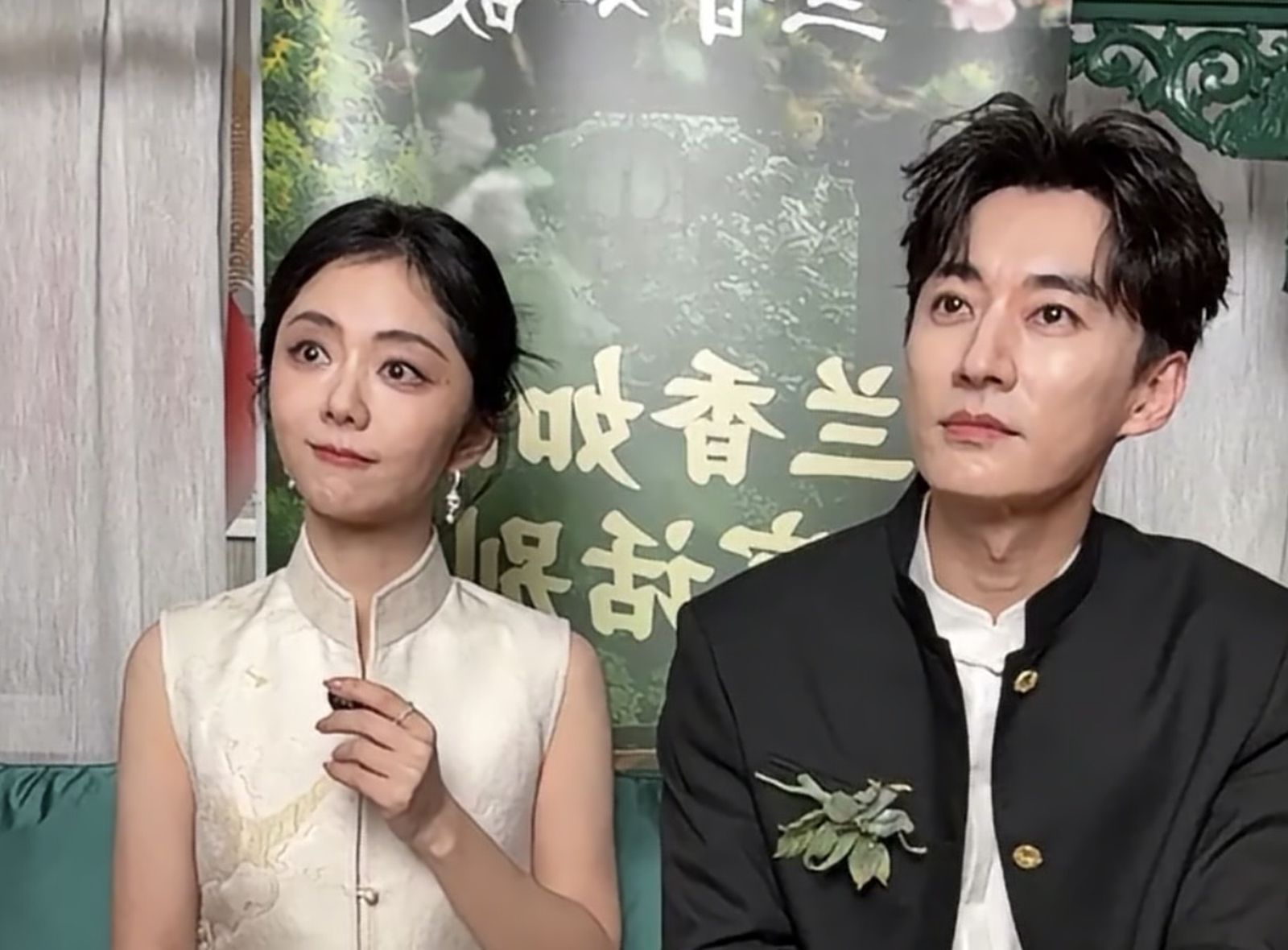 譚松韻(左)與劉學義強撐疲憊進行直播。圖/翻攝微博