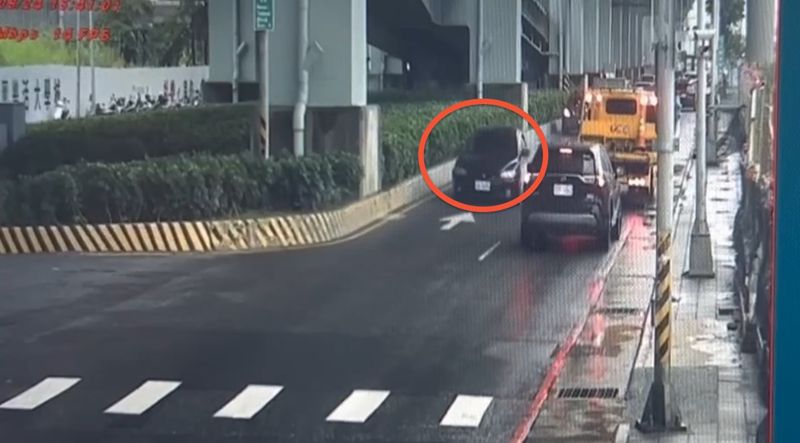 嚇壞！網友目擊「警匪追逐第一排」　新莊2嫌拒檢逆向逃逸...自撞棄車落跑