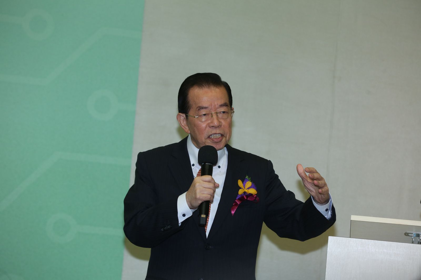 卓榮泰自費包機赴日爭議未歇　謝長廷深夜發聲挺大弟子：撒謊一定被檢舉