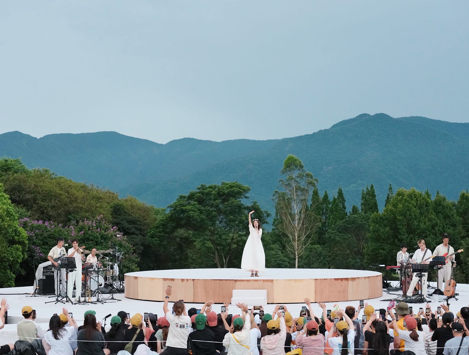 田馥甄感性分享這一路的點滴：「選擇站在愛這邊，而不是站在恐懼那邊！人生都很難，不管怎樣都是又辛苦又累，不如選自己真心喜歡的，我是這麼覺得、而且我是這麼選擇的，才會有今天的田調，有田調也是因為有你們，謝謝你們一路的陪伴。」何樂音樂提供