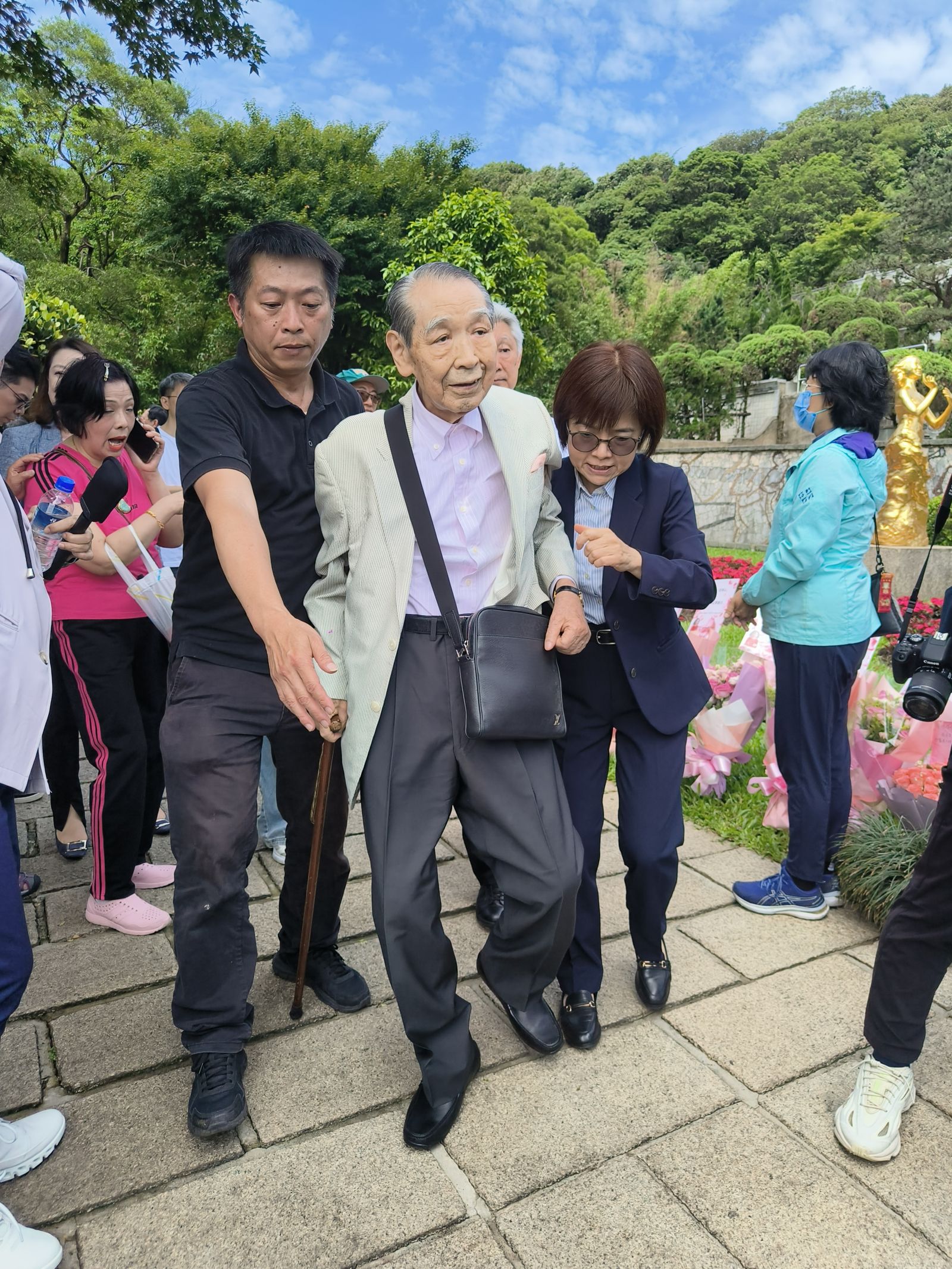 高齡92歲的舟木稔專程從日本飛來台灣，8日出席活動為鄧麗君上香。尤嬿妮攝