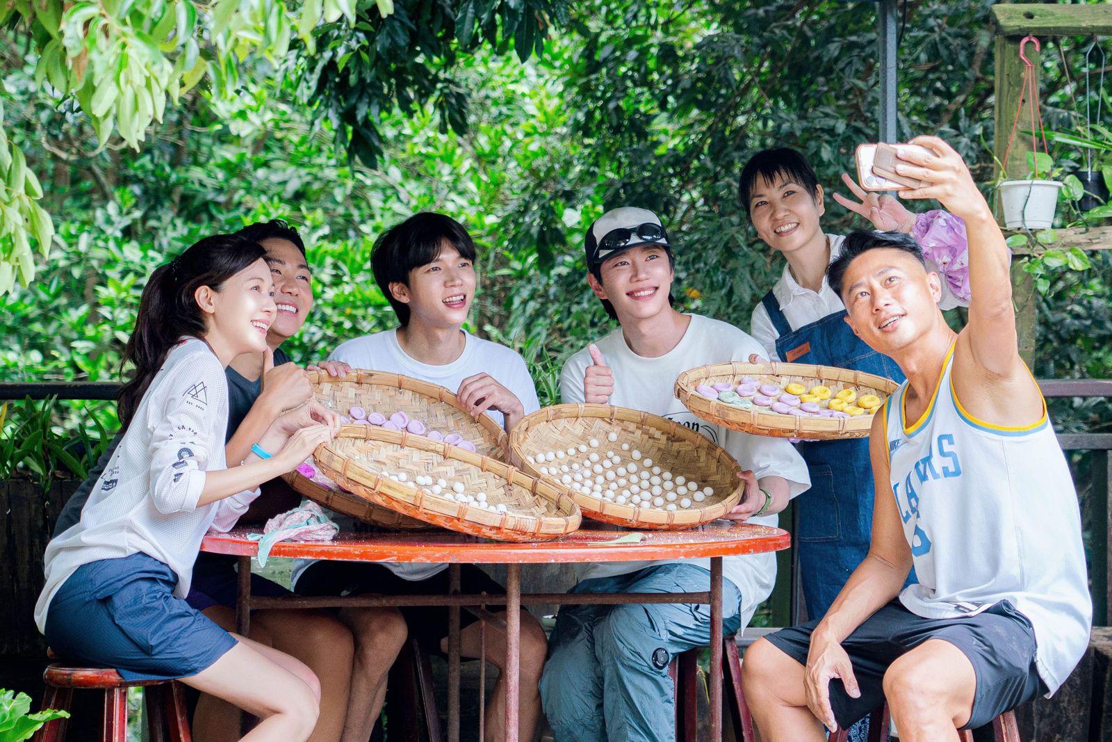 金荷娜錄影現場「惱羞成怒」遭吐槽？　李濬榮徒手劈西瓜「驚人男友力」南優賢看呆