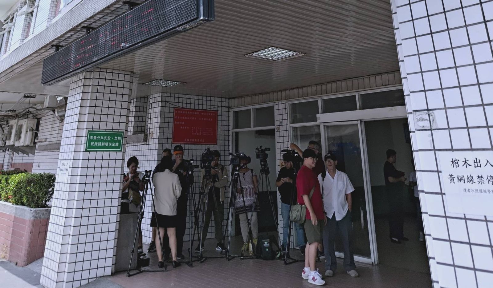 彭振聲悲痛抵達高雄老家會亡妻　檢方下午3時相驗  