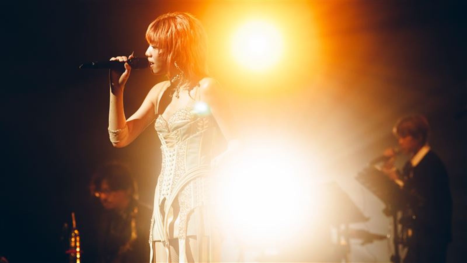 洪佩瑜開唱一片漆黑！長達12分鐘史無前例