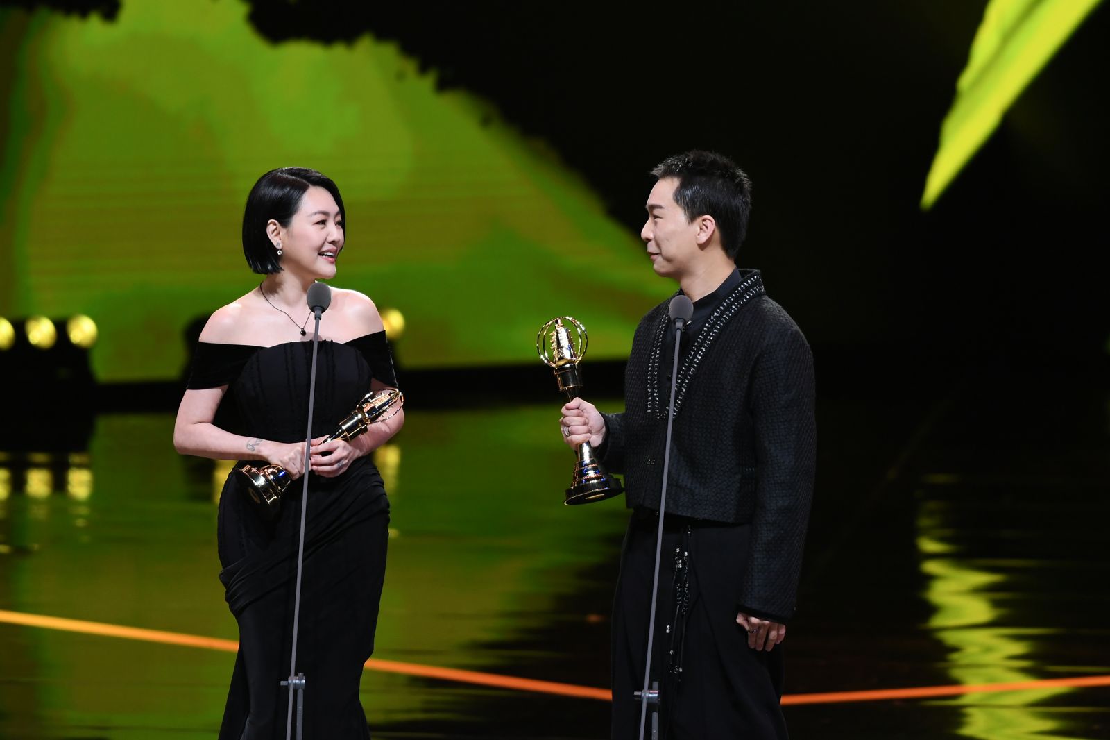 小S(左)與派翠克勇奪綜藝節目主持人獎。三立提供