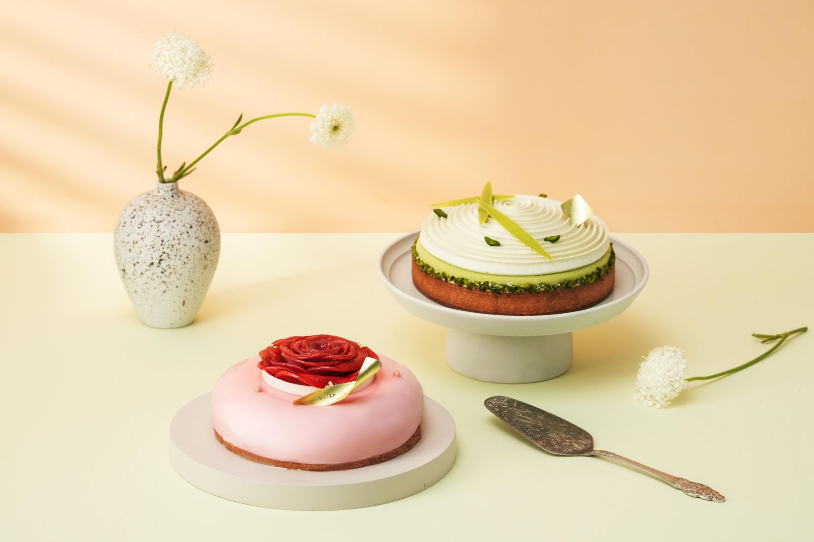 「蘋果花園」(圖左,1,280元/6吋)口感清爽細緻帶茶韻與微酸果香;「綠韻」(圖右,1,450元/6吋)有濃郁堅果香帶微醺尾韻。(珠寶盒法式點心坊供圖)