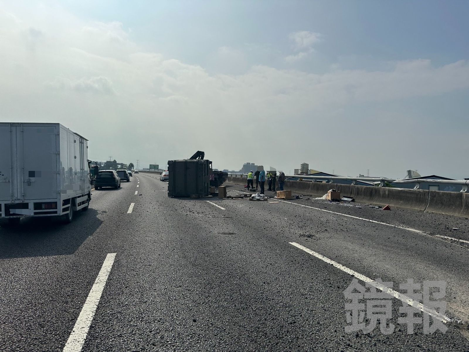 軍用卡車疑似機件故障,失控側翻在國3烏日南下車道,現場不少零件碎片散落。圖/民眾提供