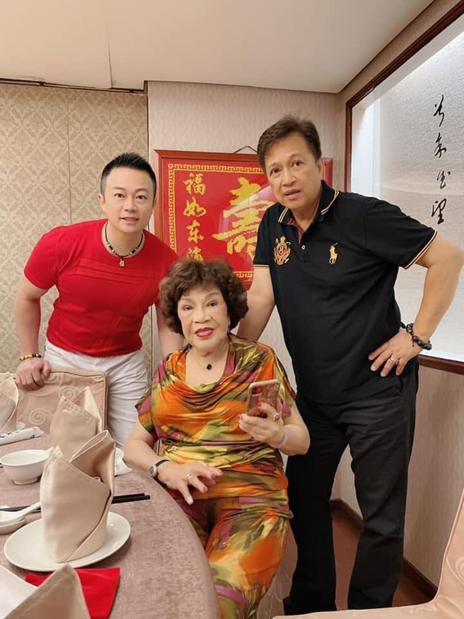施冠伸(左起)曾被資深製作人周遊收為乾兒子,李朝永也見證。圖/翻攝自典臻紀臉書