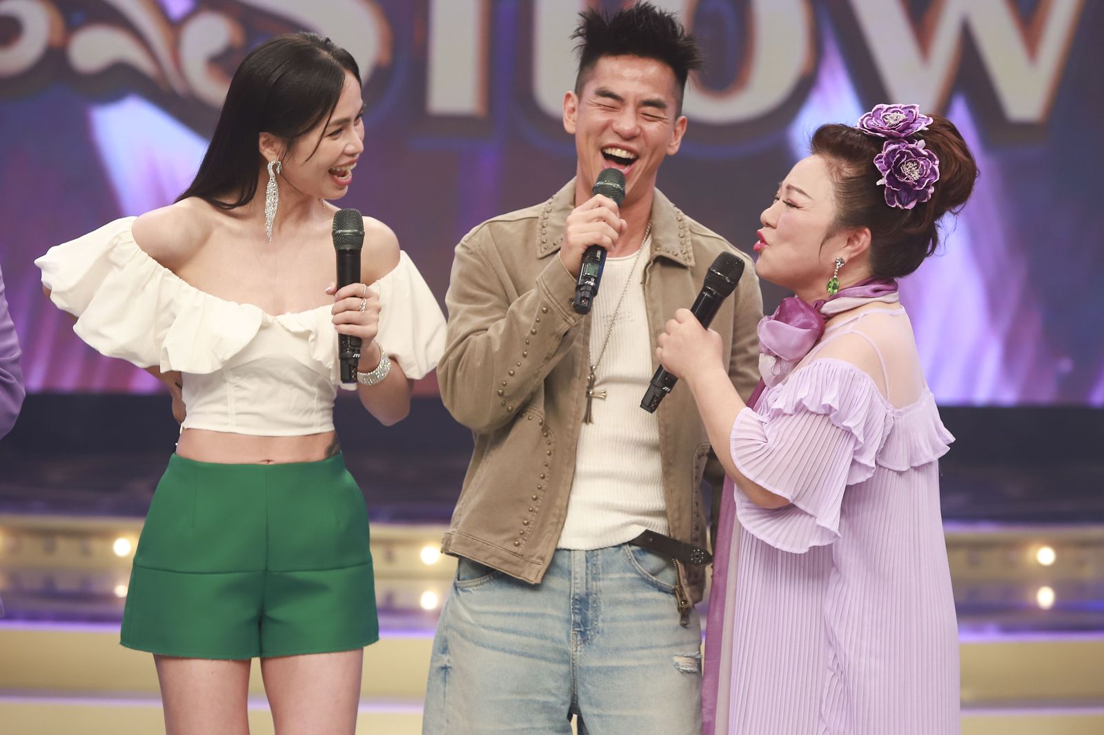 白冰冰(右)說自己算是柯有倫(中)的「阿姑」。民視提供