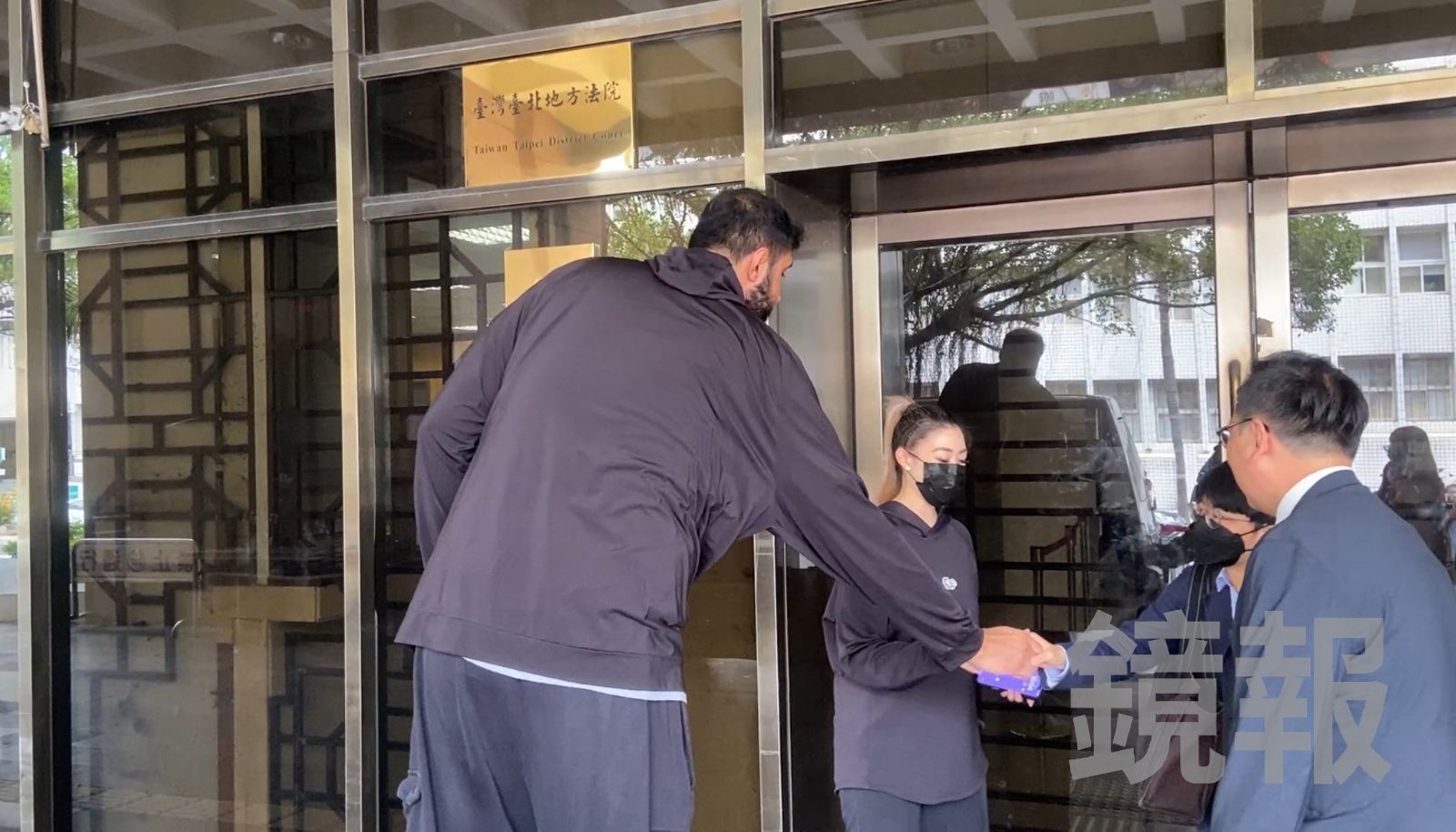 直擊／台籃最高洋將布拉現身北院民事庭　226公分引民眾「抬頭仰望」