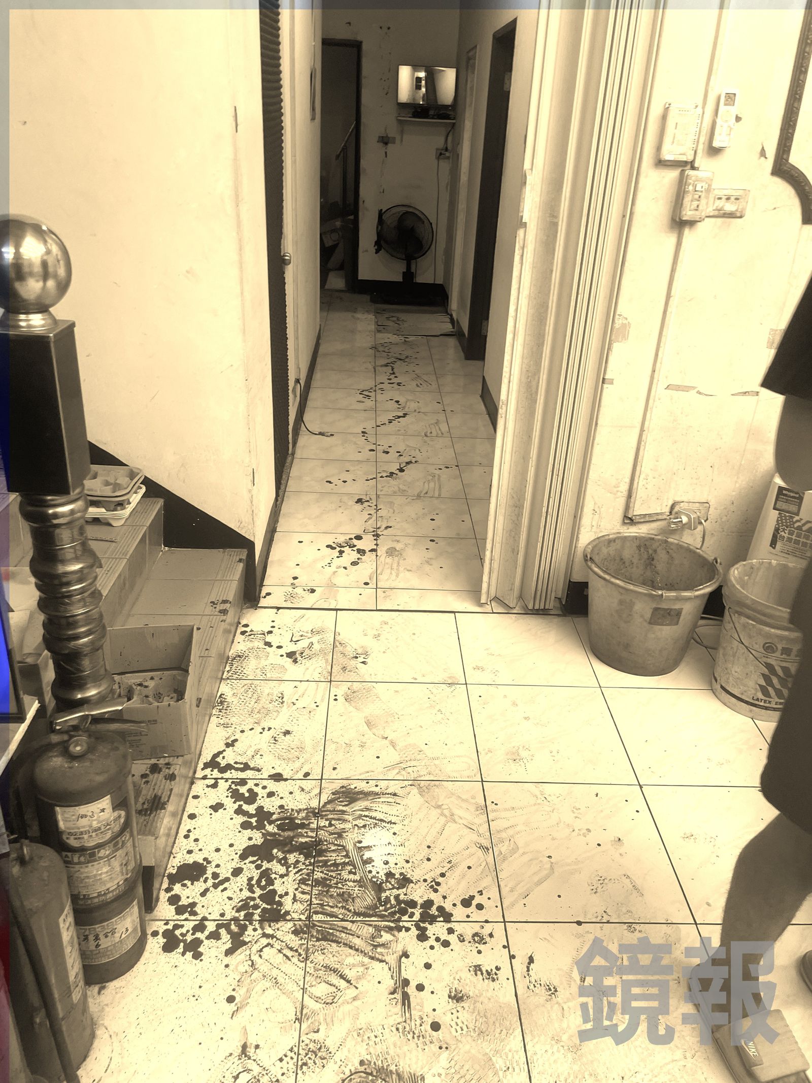 鶯歌情殺案件被害人被砍後逃回友人住處求救,現場留下斑斑血跡。照片經變色處理。