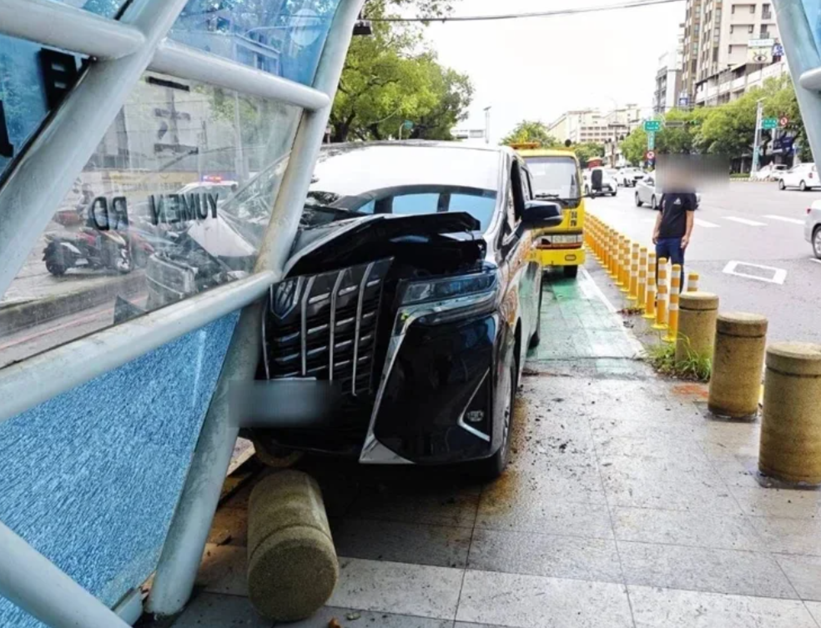 300萬保母車變廢鐵!25歲毒蟲吸「喪屍煙彈」 狠撞BRT站驚悚瞬間曝