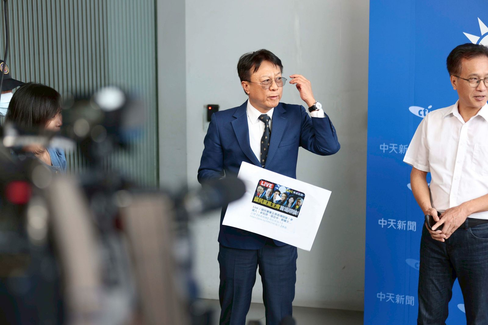 不滿未受邀參加辯論會　卓伯源鬧場喊：憑什麼封殺特定候選人