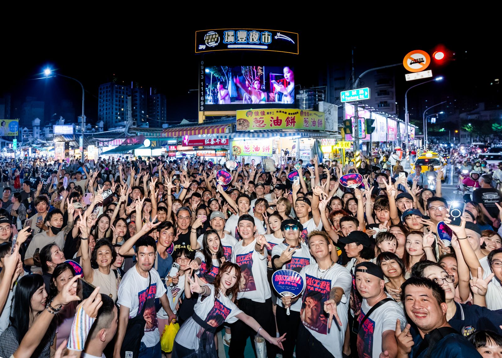 《角頭》大咖老大現身高雄夜市!民眾擠爆現場出動警方維安 王識賢回「嘉」見熟人熱情擁抱