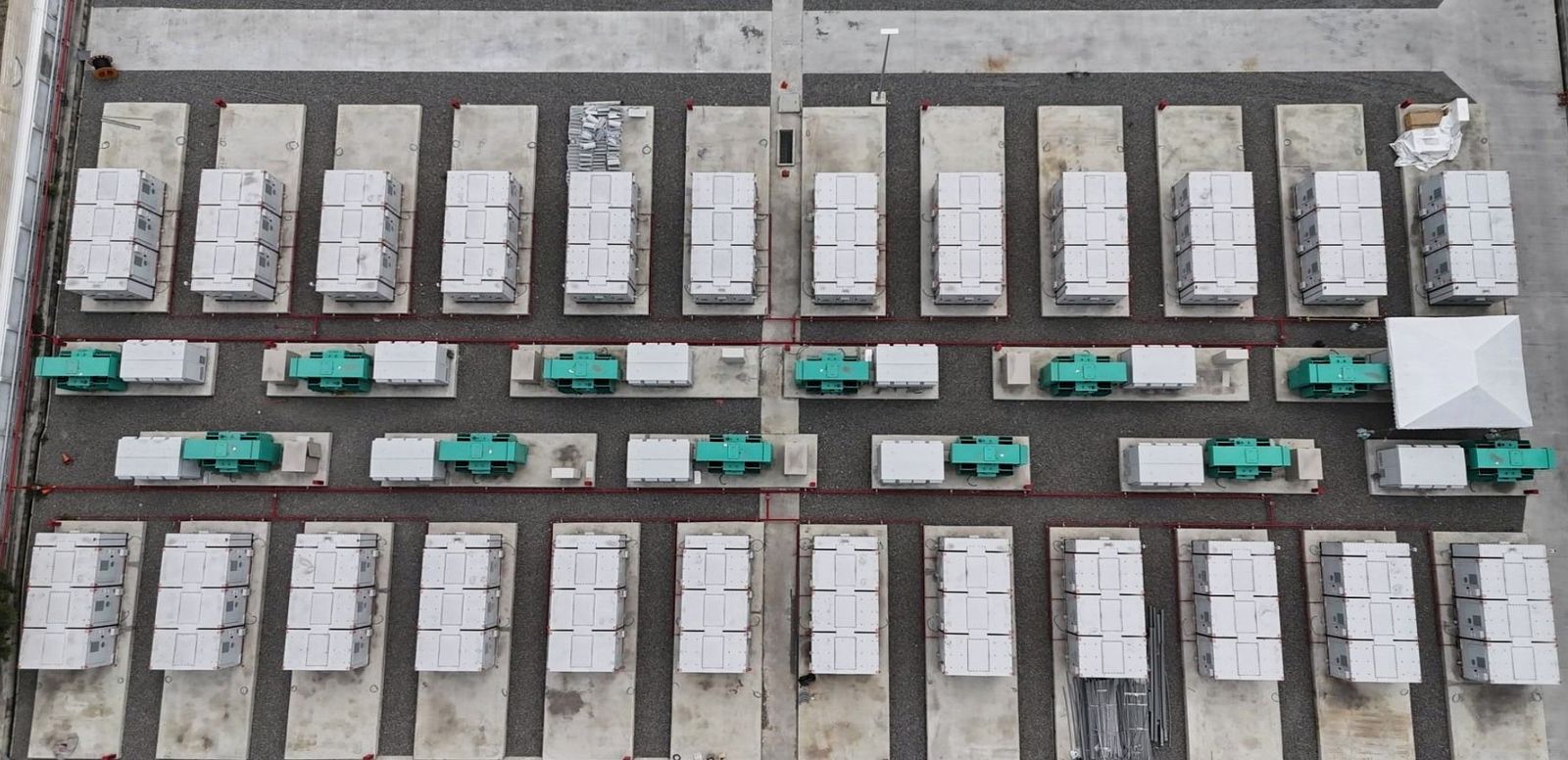 可即時調節電網頻率、削峰填谷的儲能電力,已成為維持電力穩定的方案。(三地能源提供)