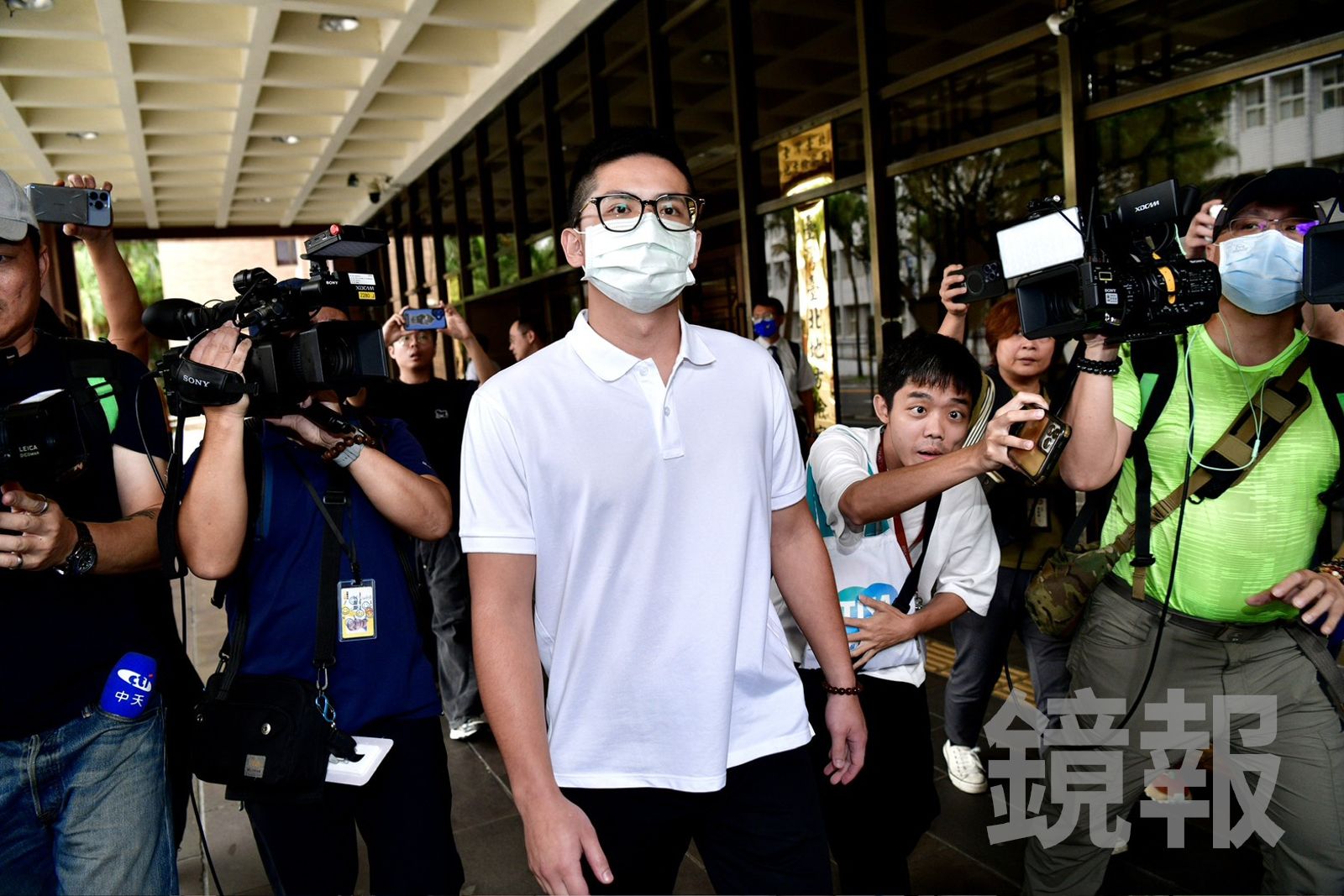 三立前副總子首出庭 龔益霆「乖寶寶清白戰袍」現身...低調避談C女星