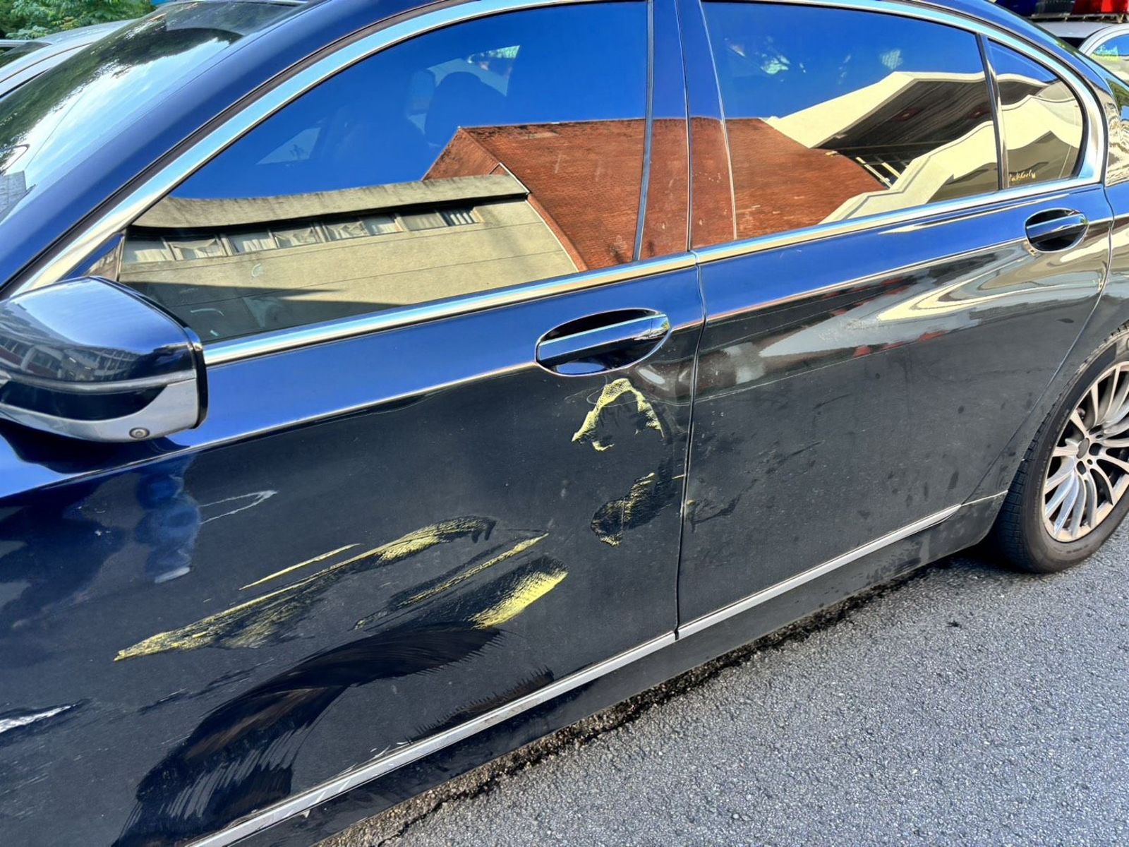 肇事鬼切的黑色轎車。翻攝畫面