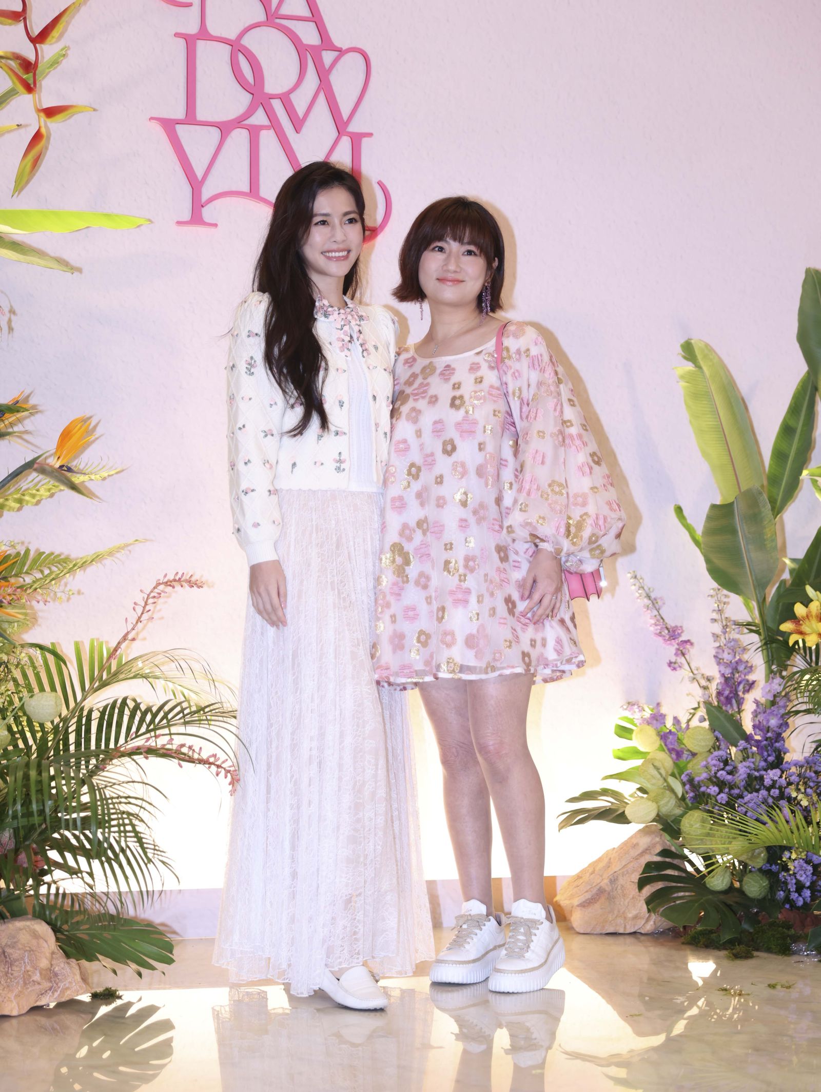 任家姊妹Selina、任容萱獻上祝福。劉耀匀拍攝