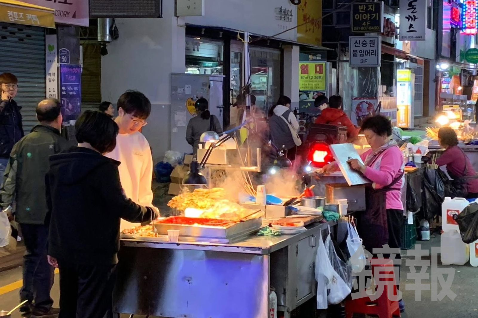 位在釜山西面站附近的辣炒年糕一條街,攤販都是賣一樣的小吃。