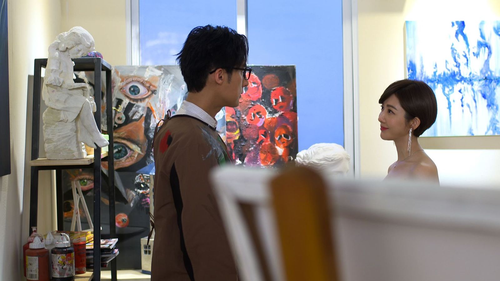 李運慶(左)親自指導王晴擺姿勢。民視提供