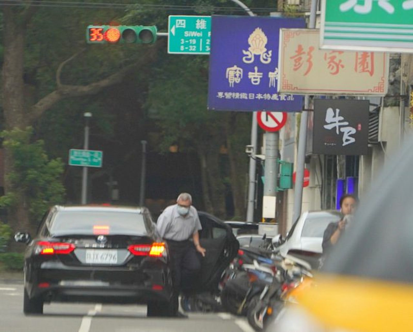 張斯綱今年5月爆料,李俊俋叫司機和監察院人員先去餐廳取餐,送回李的宿舍,再接送他回家。(圖/取自張斯綱臉書)