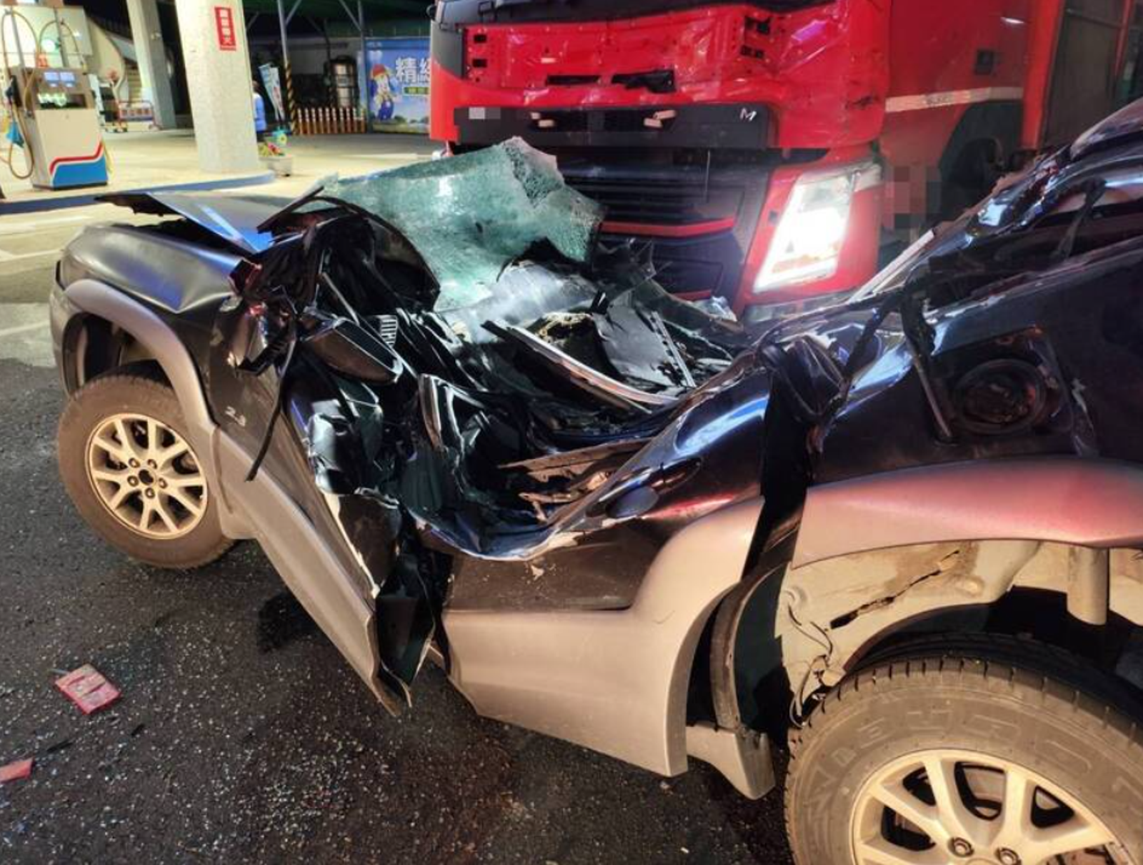 驚悚畫面曝　71歲男欲左轉遭追撞「噴飛對向」　大貨車攔腰撞車折成V字慘死