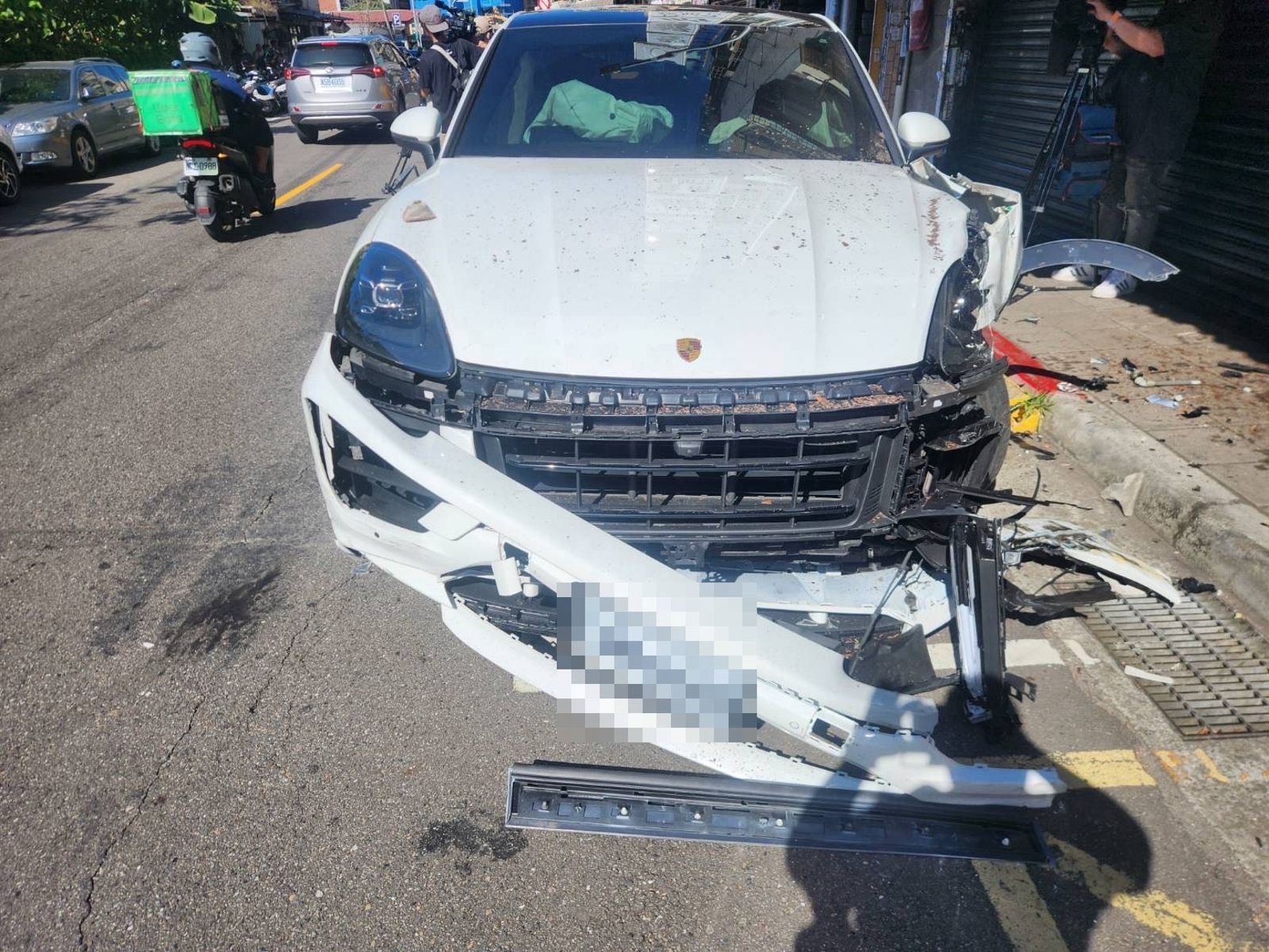 北市大安區保時捷「閃小狗失控」扭力太猛連撞7車 猛撞民宅大門才停