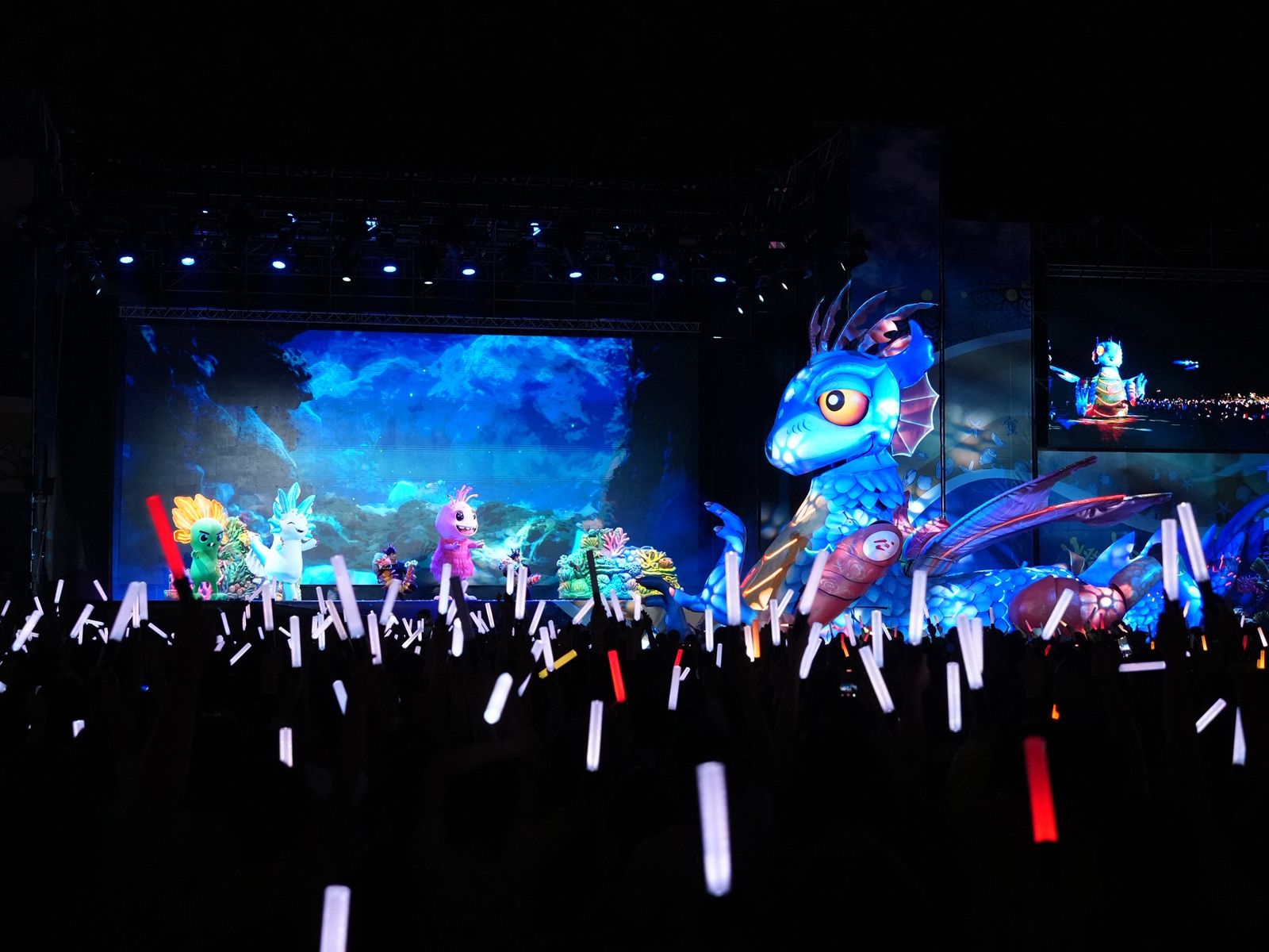 8公尺巨大燈燈國王降臨屏東!紙風車客家大戲《燈怪》迎元宵 3000支螢光棒化身海底光點