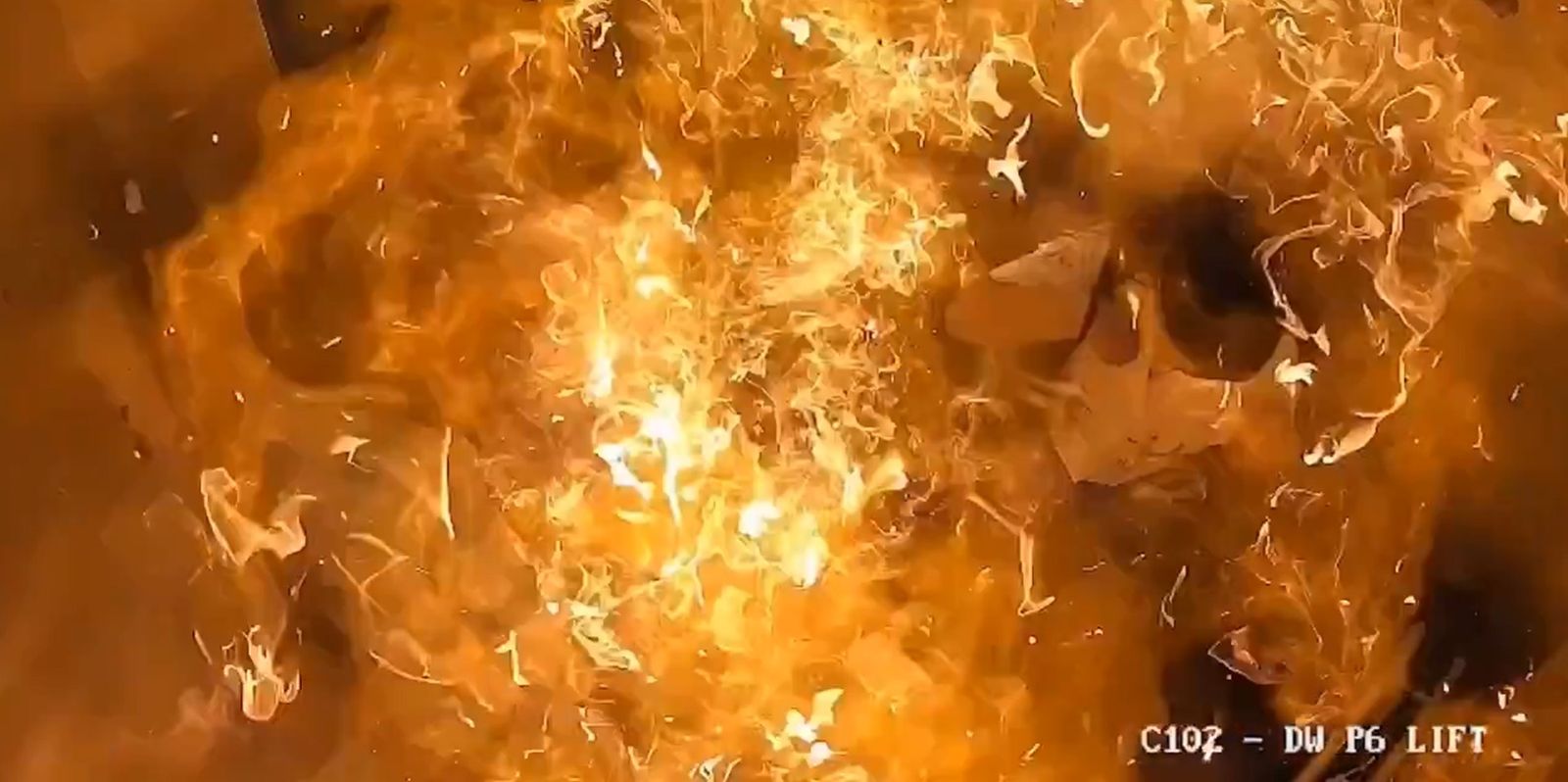 生日派對驚魂！他帶氣球進電梯「下秒突爆炸」…火焰「瞬間吞沒3人」畫面瘋傳