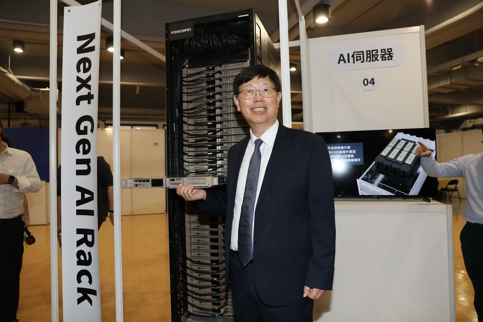 鴻海法說會報喜　劉揚偉：第四季營收將顯著增長　明年展望佳　AI伺服器市占續擴大