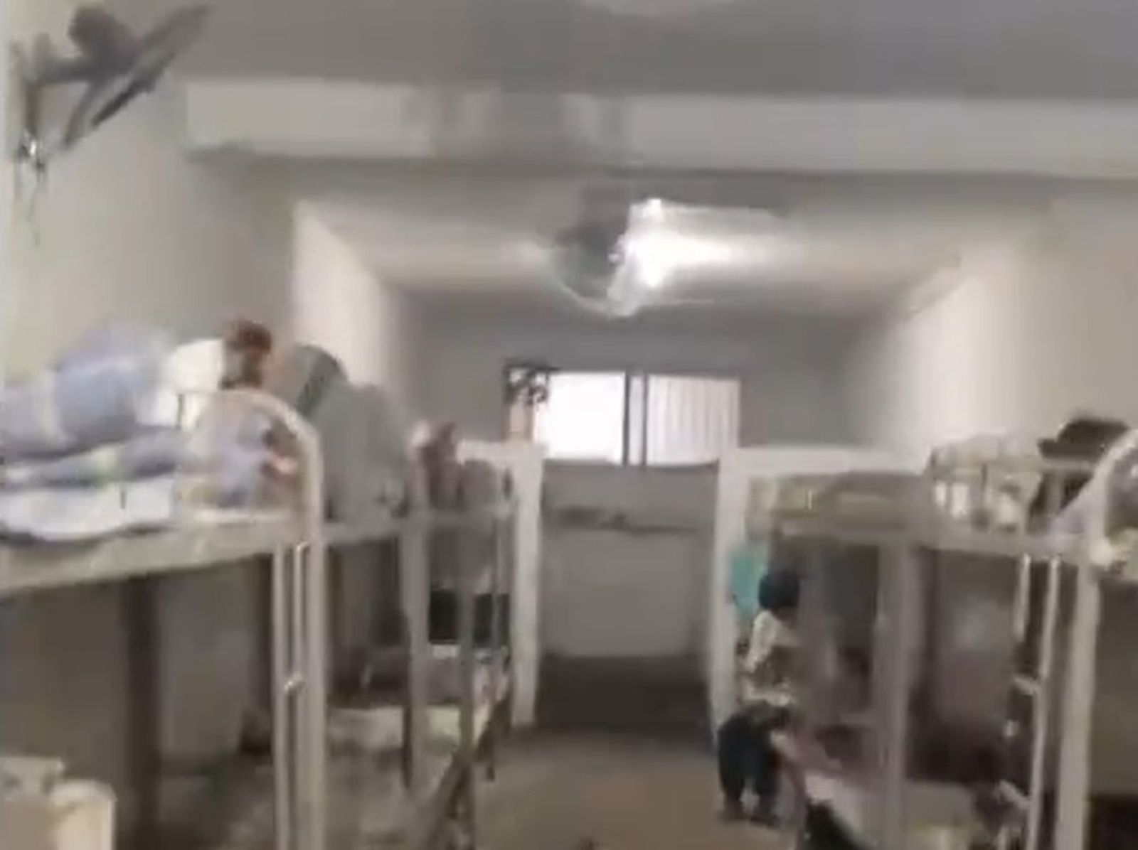 床邊就是馬桶！湖南學校遭控「廁所改宿舍」…校方急澄清：是半開放式設計