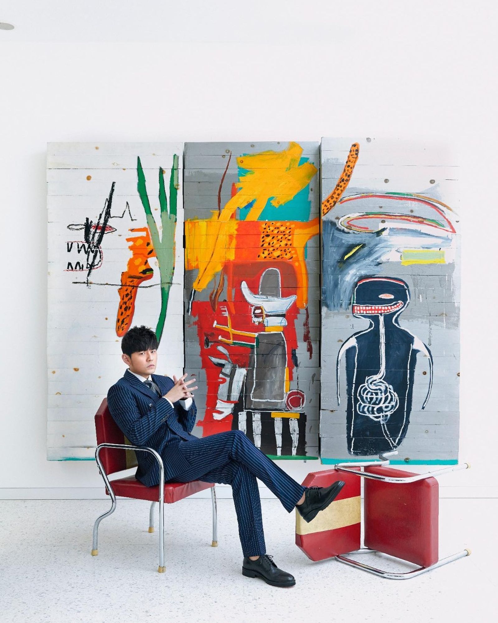 周杰倫身後就是藝術家巴斯奇亞(Jean-Michel Basquiat)的作品。翻攝周杰倫IG