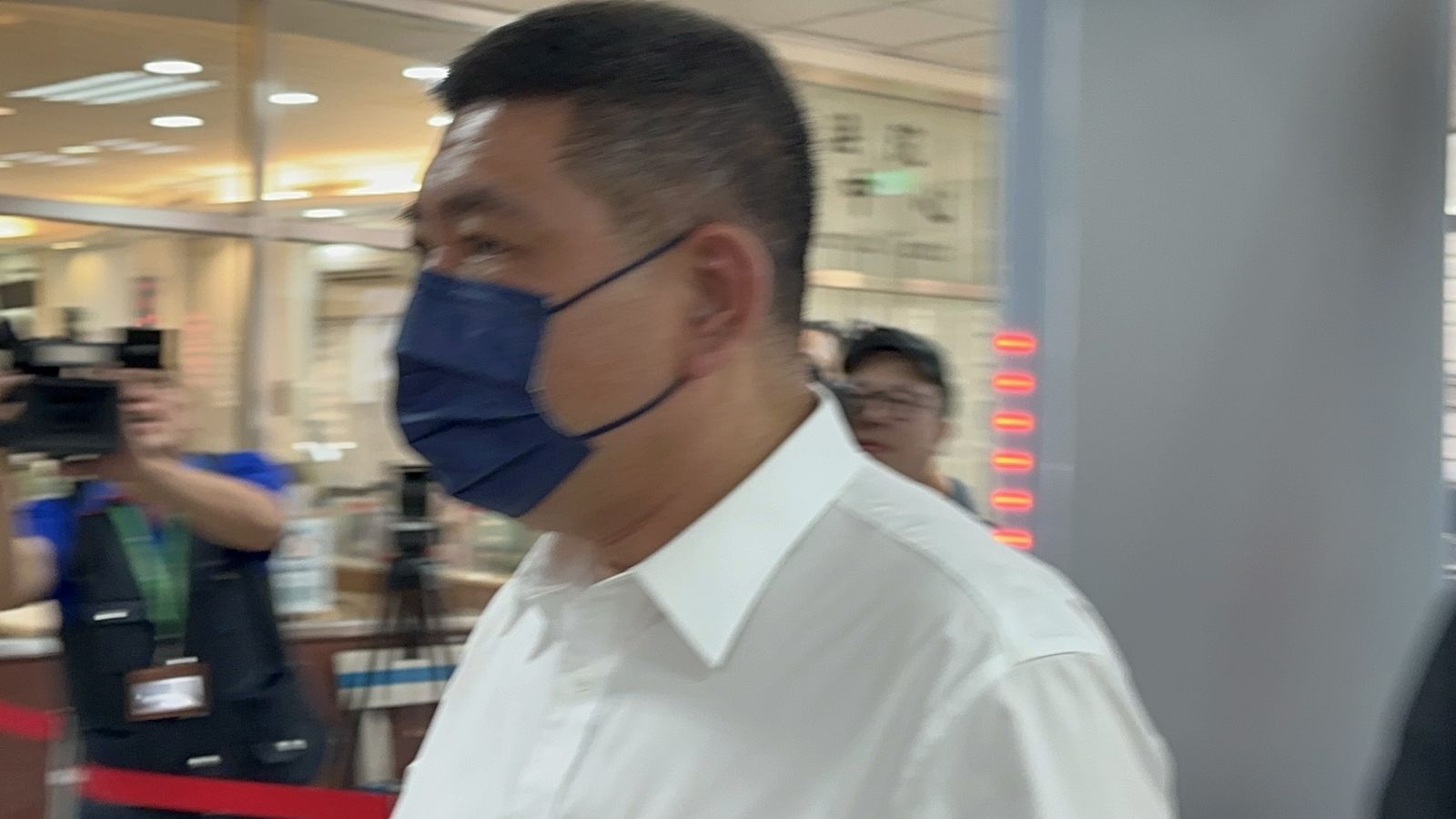 NONO性侵案二審首開庭　「白襯衫、藍口罩」現身高院不發一語