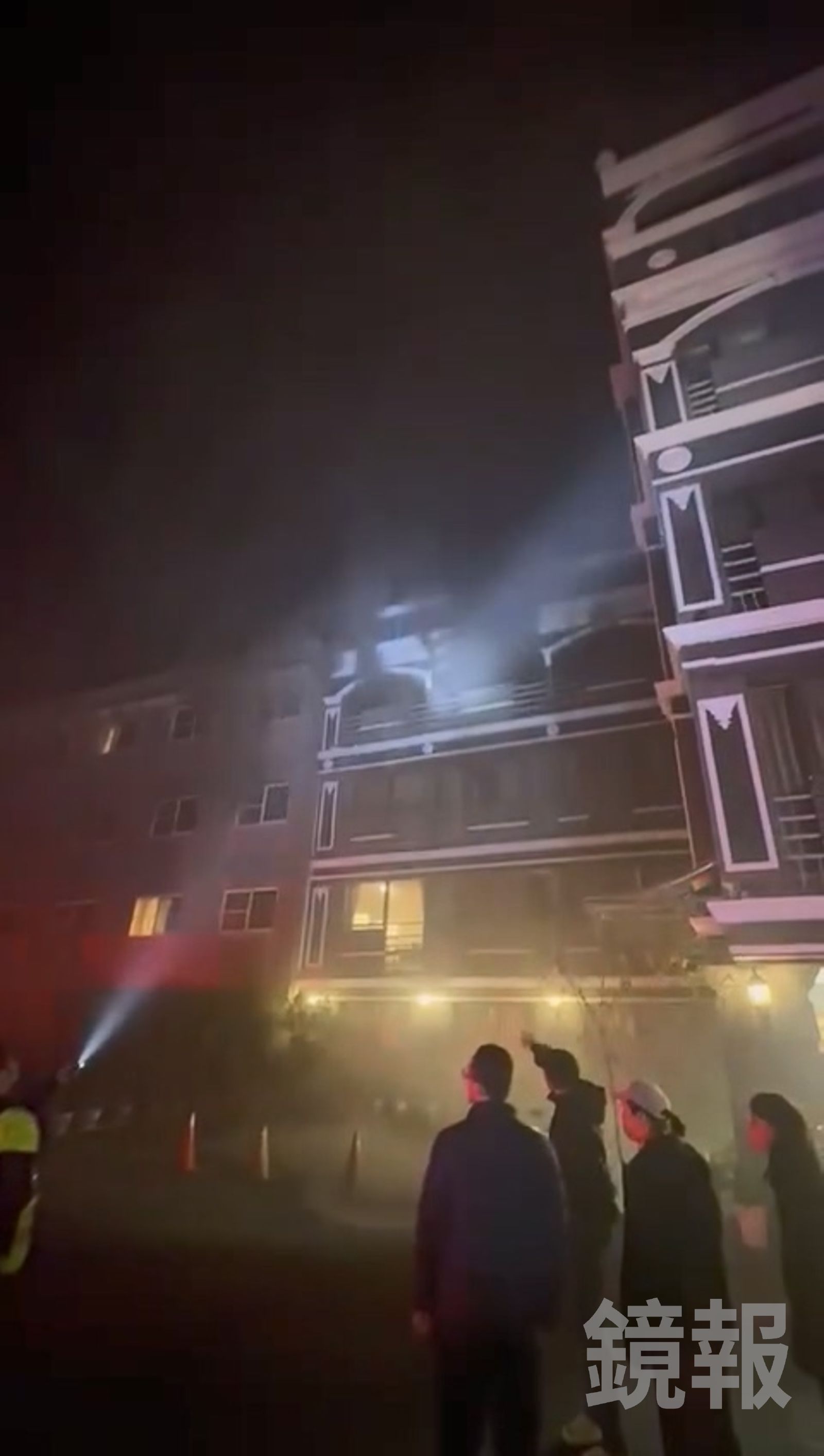 高峰大飯店發生火災，濃煙及高溫波及隔壁的文山賓館。翻攝fb綠豆嘉義人