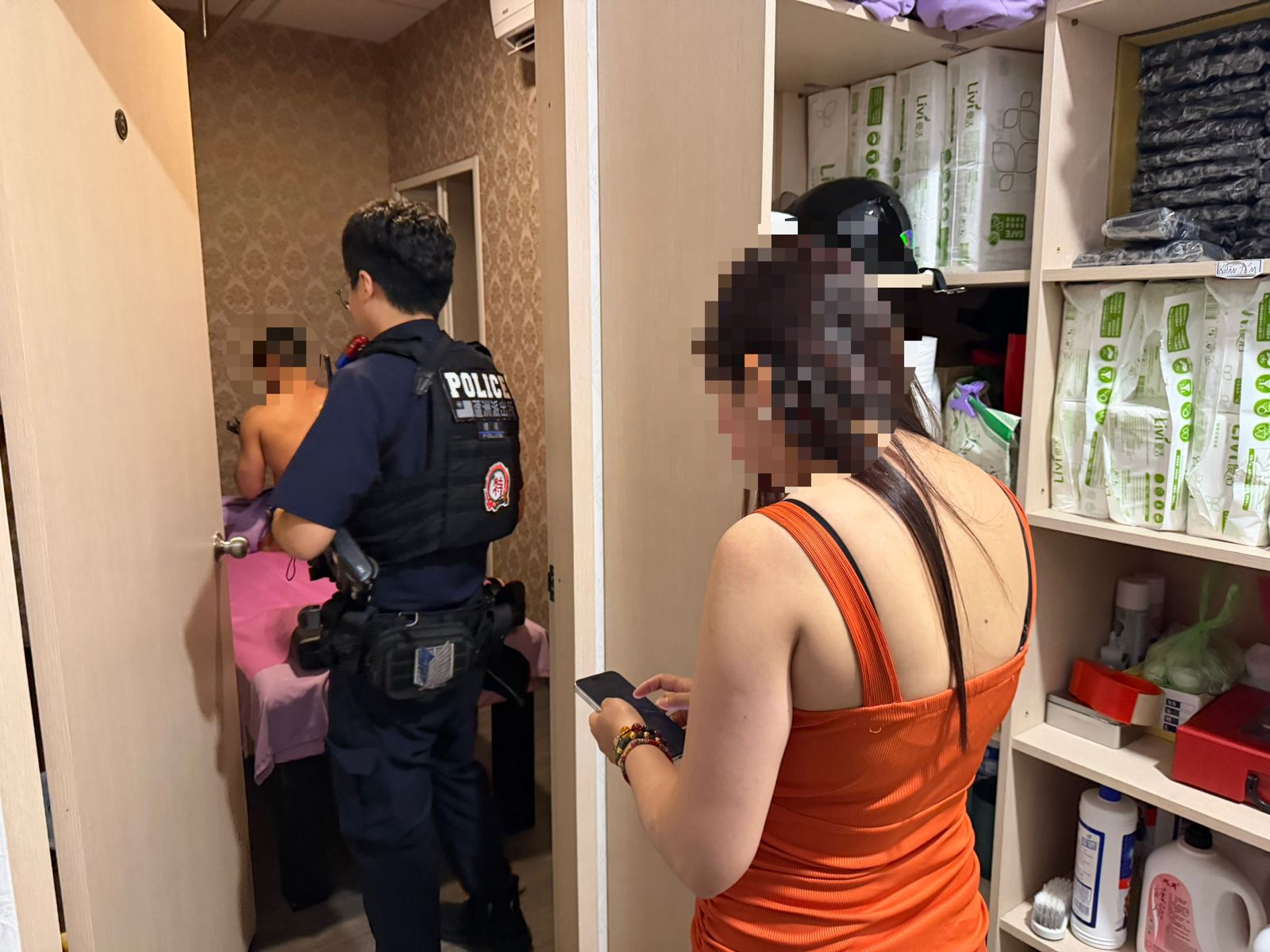 警方會同公安小組上門斷水斷電竟遇到還有男客在消費。翻攝畫面