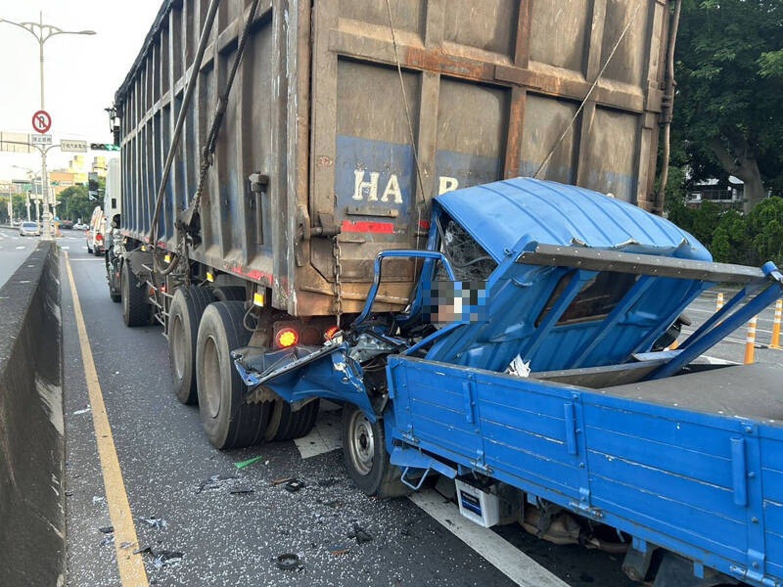 烏日死亡車禍　小貨車下坡追撞大貨車　車頭全毀駕駛當場死亡