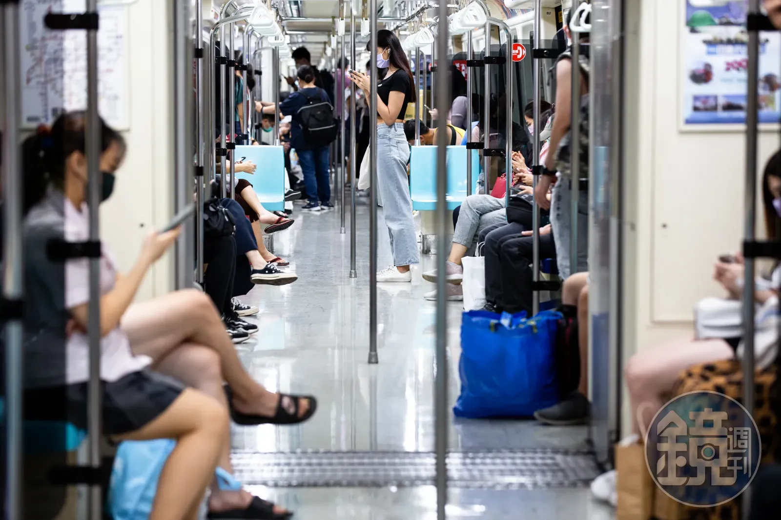 婦人捷運上「給100元借手機」沒人理!他嘆:現代人變冷漠了...網曝恐怖真相