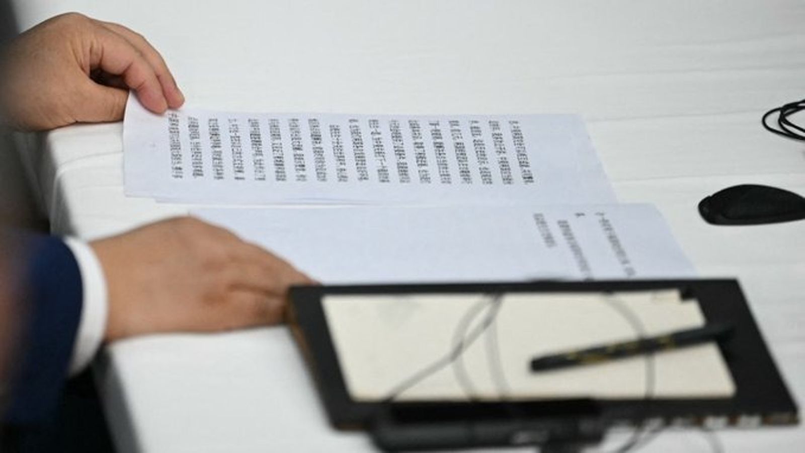 有網友放大畫面，發現習近平的手稿字體很大。圖／@lisaxinsohradio