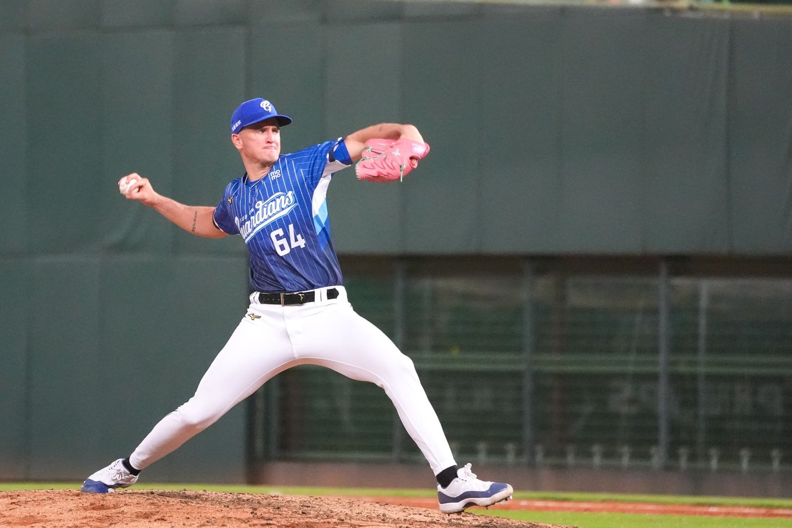 中職／布坎南兩戰內容漸穩、兒子場邊熱舞搶鏡　笑說：他遺傳我啦