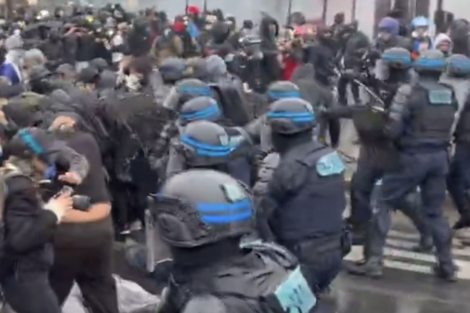 法國社會動盪持續延燒,警方用警棍毆打抗議者,抗議活動演變成暴力衝突。圖/翻攝自X